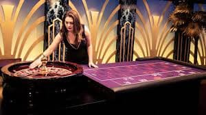Dealer chuyên nghiệp dẫn dắt bàn baccarat live casino tại outlier Vietnam